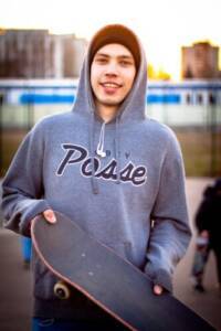 Александр скейтбордист радостный и позитивный парень