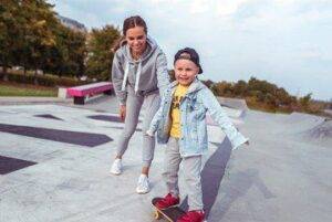 как поворачивать на скейте начинающему ребенку и взрослому