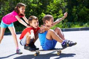 скейт школа в Москве для детей и взрослых три ребенка счастливо едут