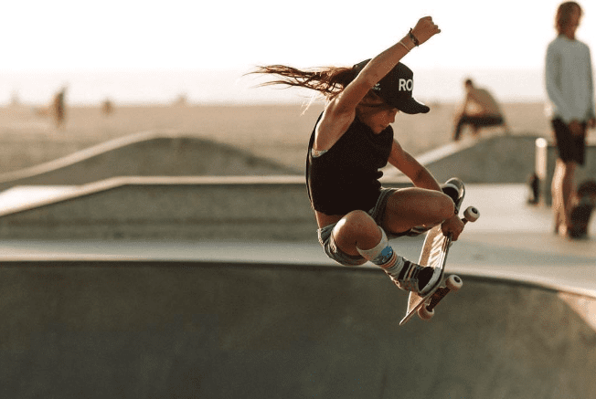 черкизовская скейтпарк девочка катается на скейтборде учится