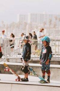 дети скейт катаются с юного возраста