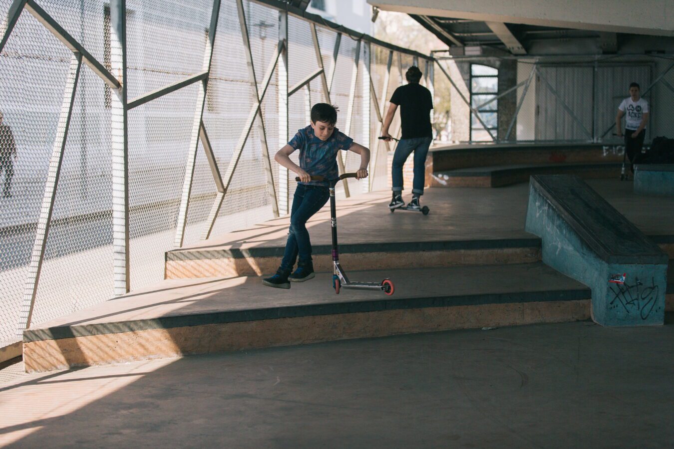 парк культуры скейтпарк под мостом в Москве где можно кататься даже в дождь