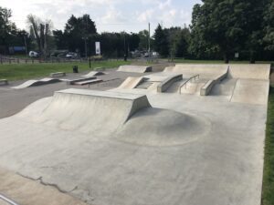 скейт площадка разнообразная стритовая летняя из гладкого бетона