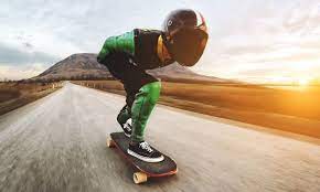 скейтер набирает максимальную скорость когда едет по дороге
